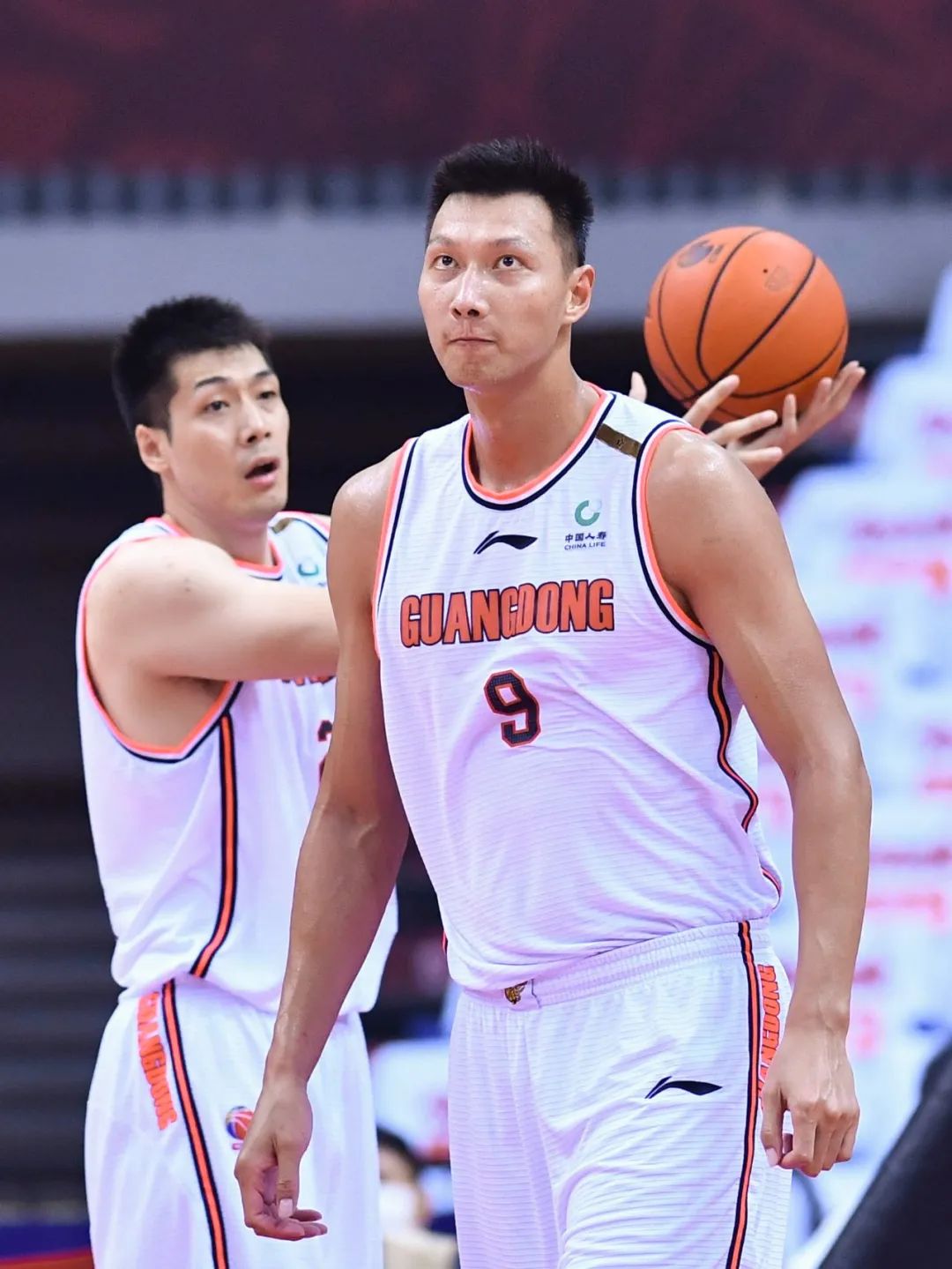 清晨体能课后，深圳男篮主帅复盘备战德甲，底气十足，临场指挥获称赞的简单介绍