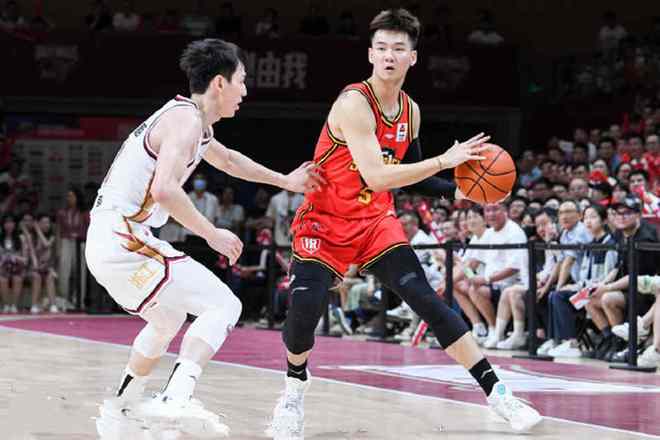 亚特兰大训练开放日，关键时刻完成体检引欢呼，CBA常规赛在即，更衣室氛围转暖的简单介绍