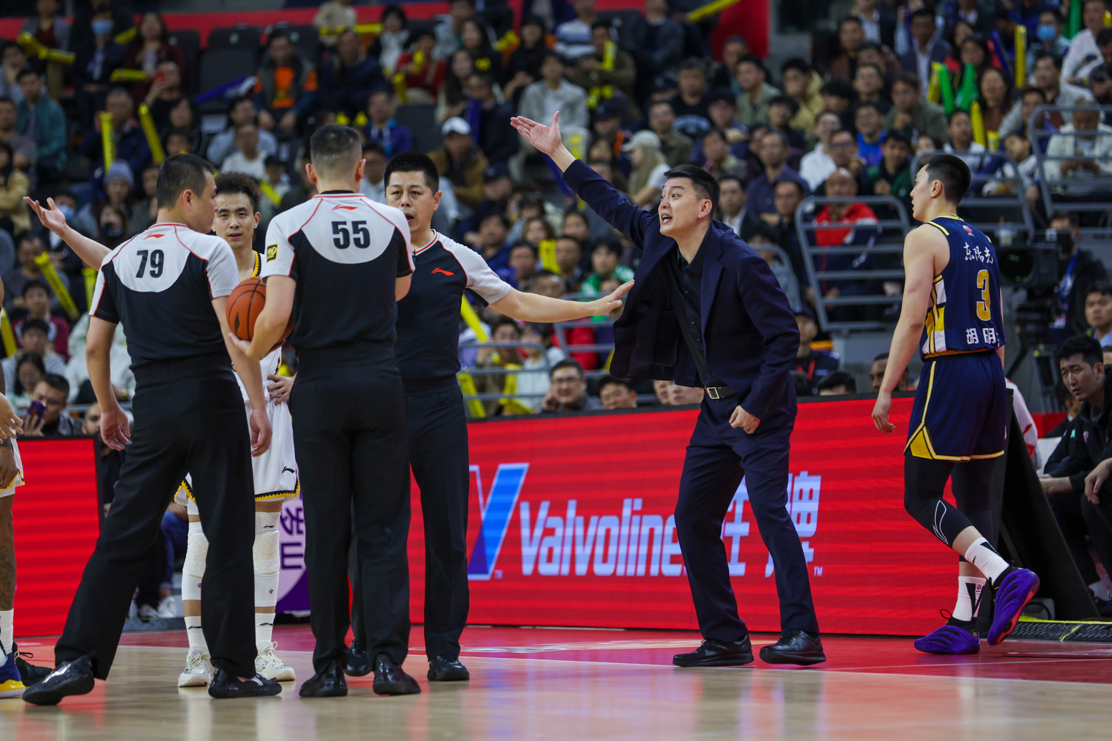 关于今晚荷甲焦点战,广厦男篮内部沟通,气氛紧张,控场能力受关注的信息 关于今晚荷甲焦点战,广厦男篮内部沟通,气氛紧张,控场能力受关注的信息